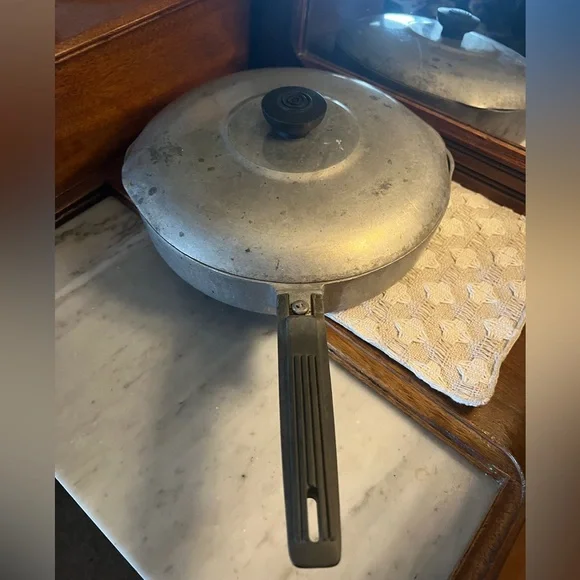 GHC PROFESSIONAL Vintage Dual Spout *MAGNALITE* 10' Diameter Skillet with Handle - Picture 2 of 8